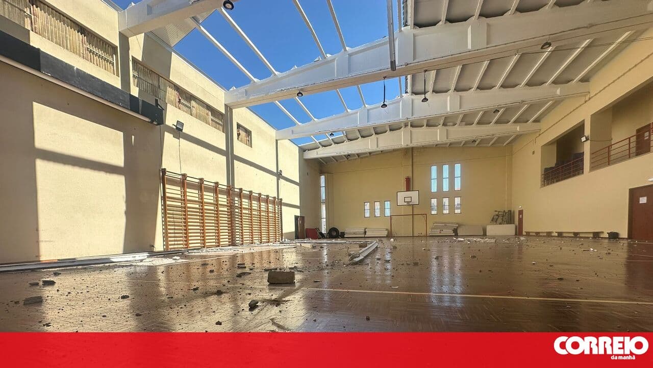 Strong winds tear roof off São Brás de Alportel fire station