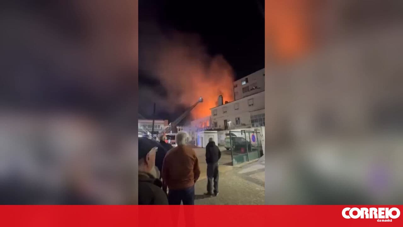 Fire breaks out in vacant building next to the CP station in Póvoa de Santa Iria