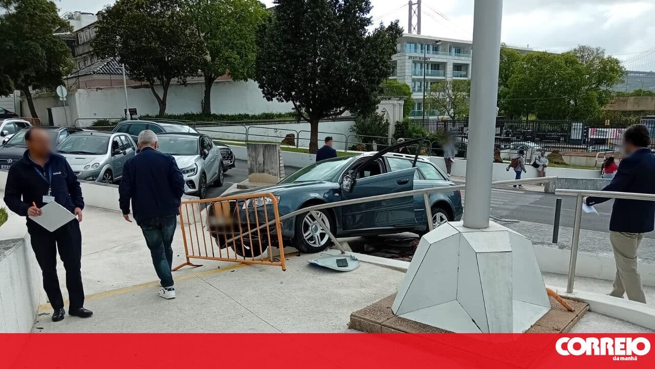 Car skids, mounts pavement and crashes into barriers near Egas Moniz Hospital in Lisbon