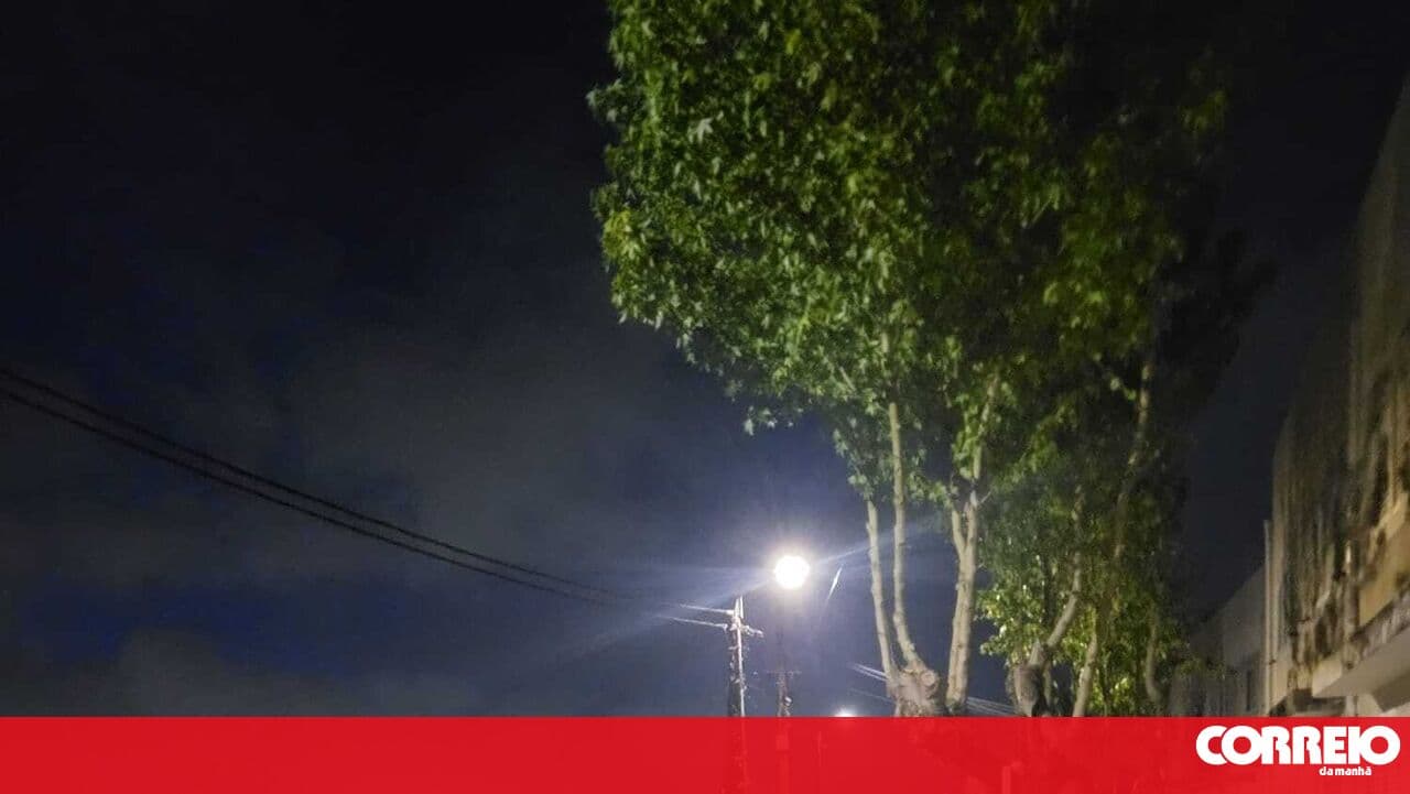Public lighting returns to streets that had been in the dark for two and a half months in Gondomar