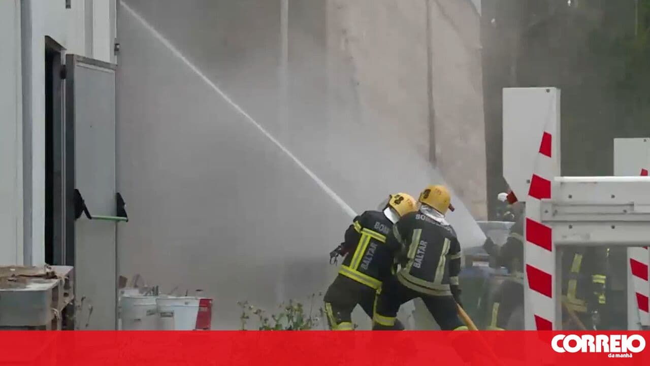 Fire breaks out in factory silo in Paredes