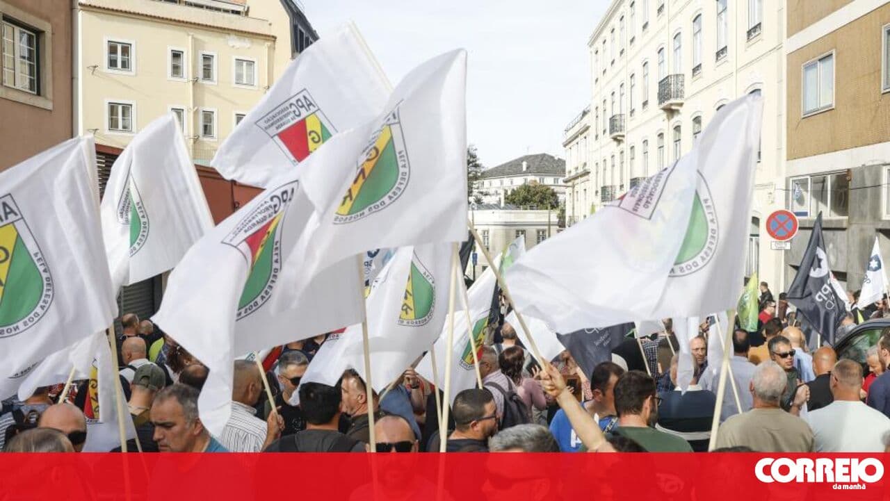 Around a thousand security force members protest against pension cuts