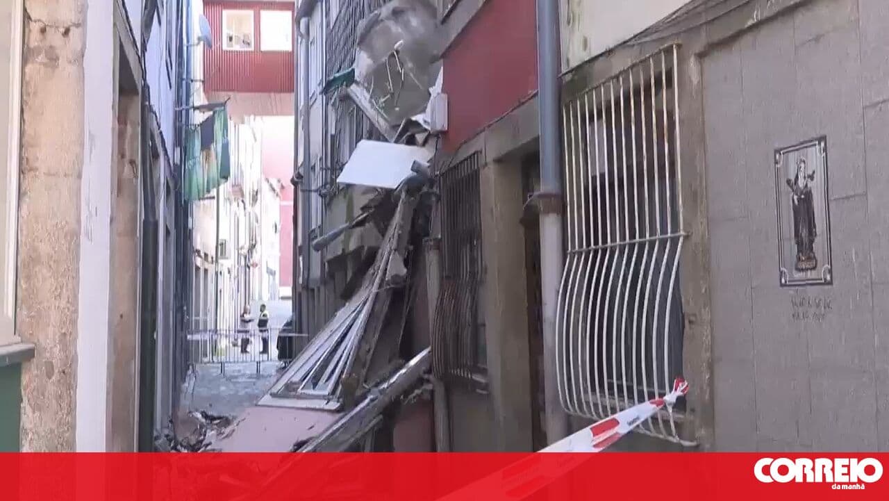 Facade of vacant house collapses in Porto