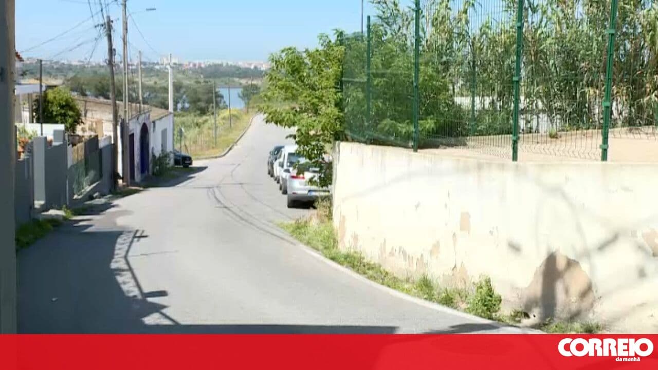 Man uses razor to cut woman's hair in public in Barreiro