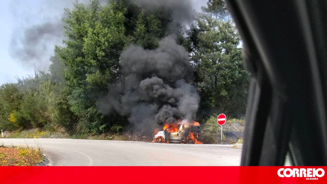 Van destroyed by flames in Viana do Castelo