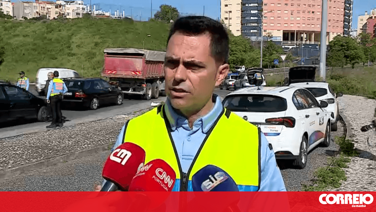 Workers stop van on the hard shoulder and are fatally struck on the IC17 in Odivelas