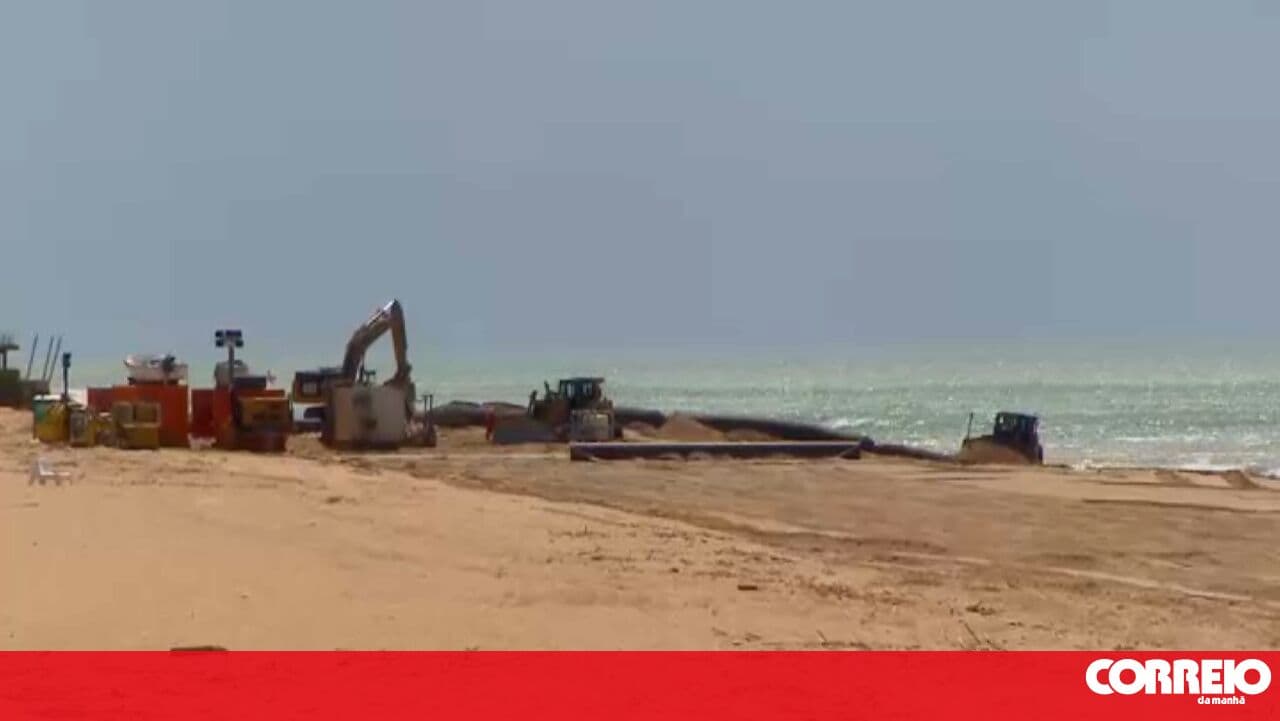 Artificial sand replenishment works have begun on Algarve beaches. Intervention 'may finish by mid-May'