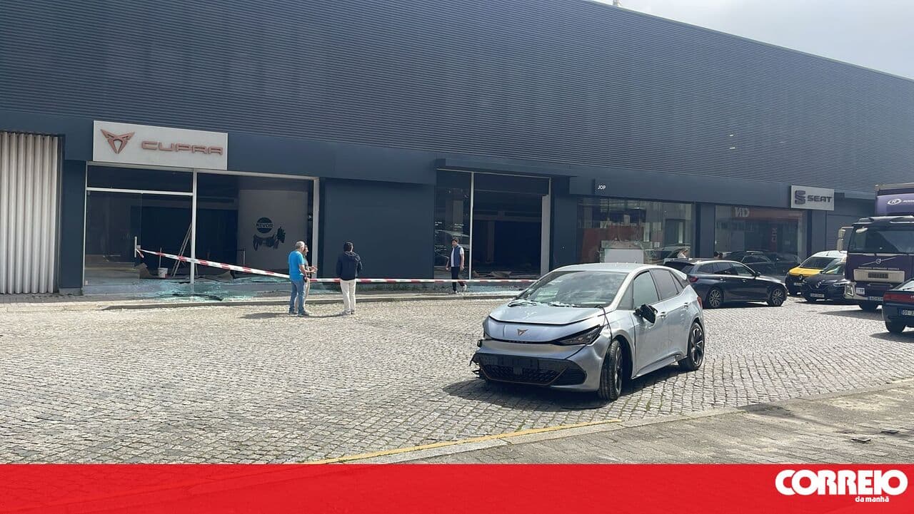 Burglars smash car dealership window and steal vehicle in Porto