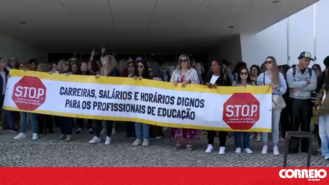 Seixal education professionals gather in Lisbon to demand asbestos removal