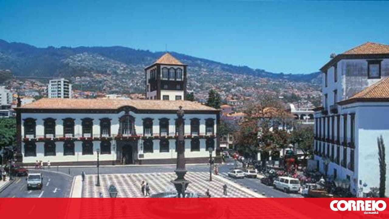 Teachers' union delivers petition with 2,163 signatures to the Madeira parliament