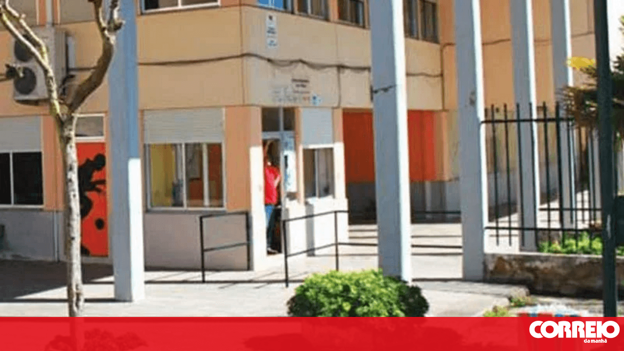 Group of students beats up classmate at the school gate in Cartaxo