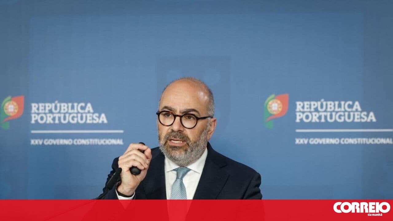 Minister states that proposals from Air France-KLM and Lufthansa are "very equivalent"