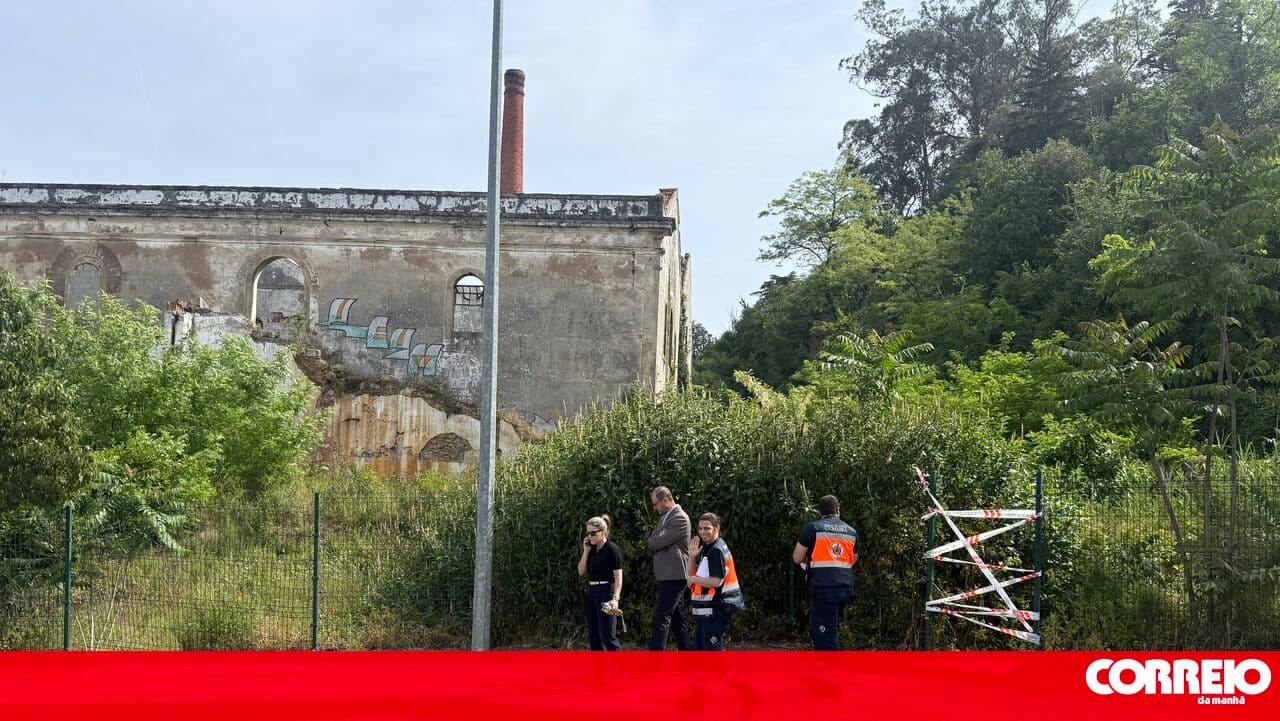 Son saves mother from fire in abandoned factory in Coimbra