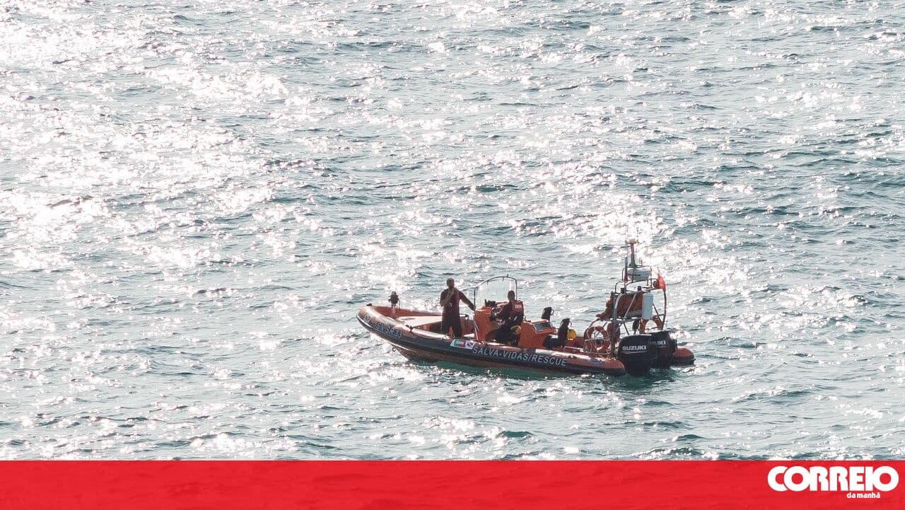 Man dies after fishing boat sinks near Sagres