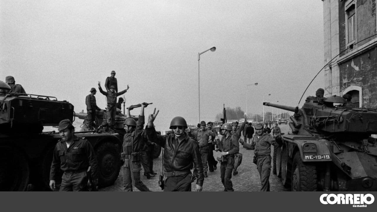 Photographs by Eduardo Gageiro evoke the 25th of April in an exhibition in Beijing