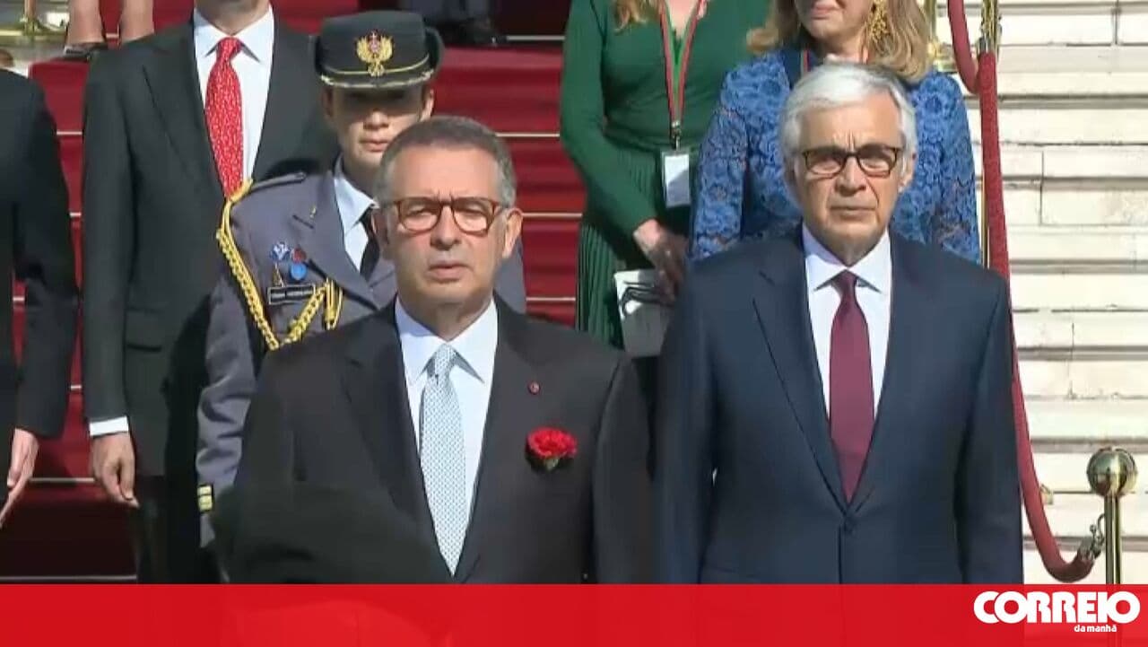Watch the commemorative solemn session of the 52nd anniversary of the 25th of April live