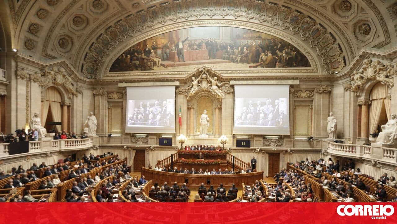 Delgado Alves turned his back on Aguiar-Branco during the 25th of April solemn session for considering he provided a "disservice"