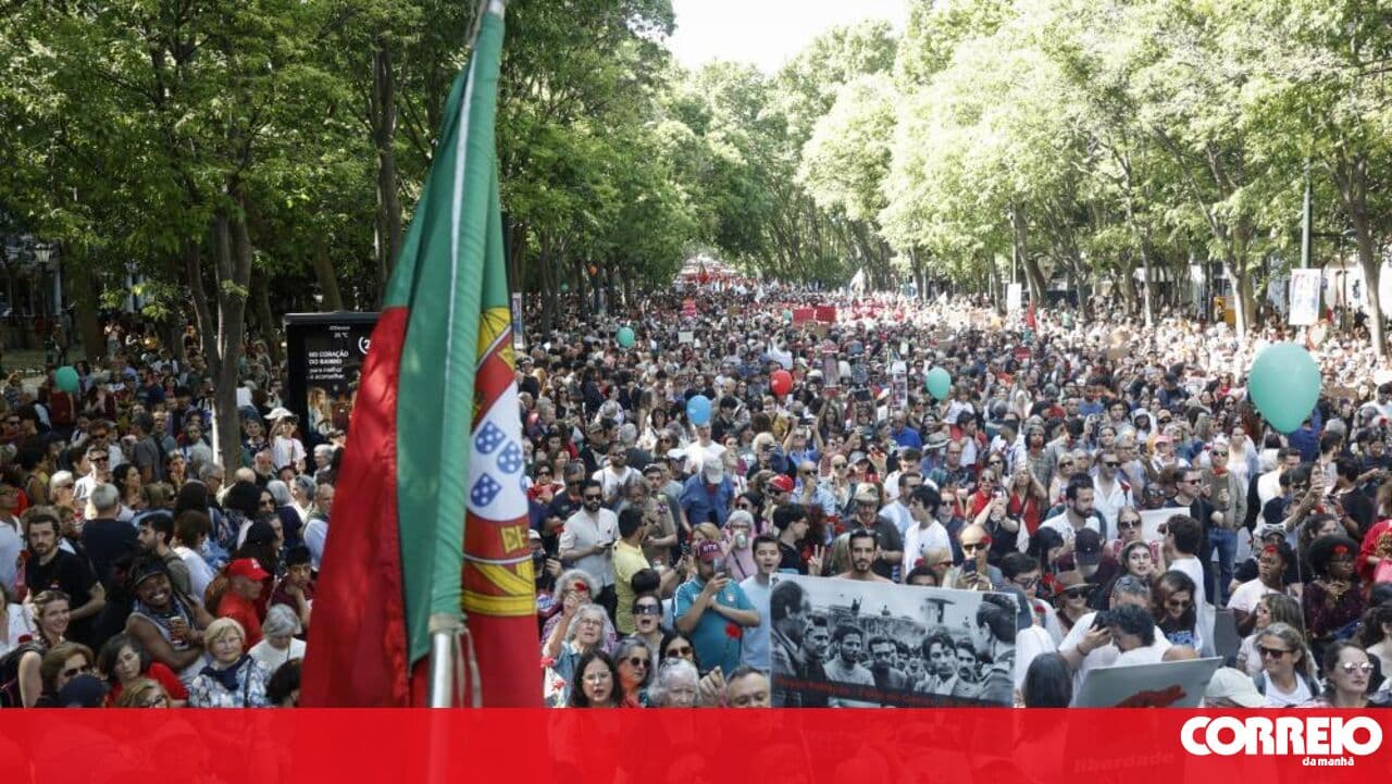 The carnation is in charge: images of the April 25th march in Lisbon and Porto