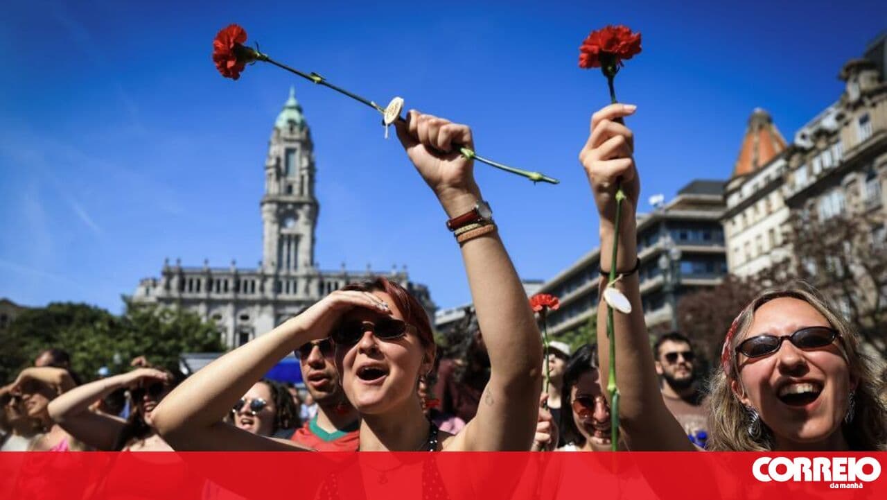 With carnations on their chests, thousands of people painted Porto with freedom on April 25th