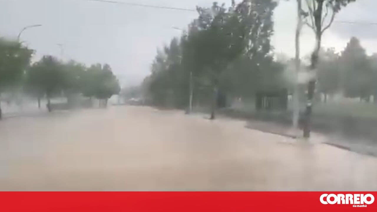 Heavy rain leaves road partially submerged in Sabugal