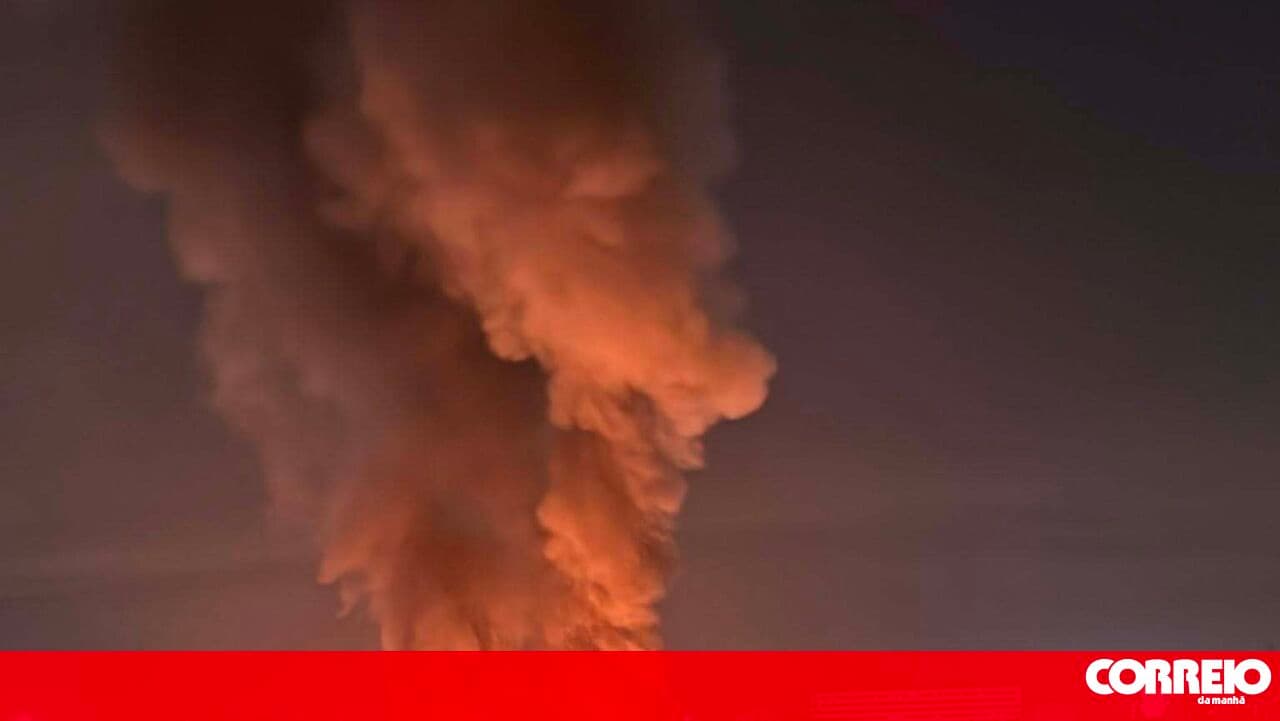 Fire breaks out at a carpentry workshop in Matosinhos