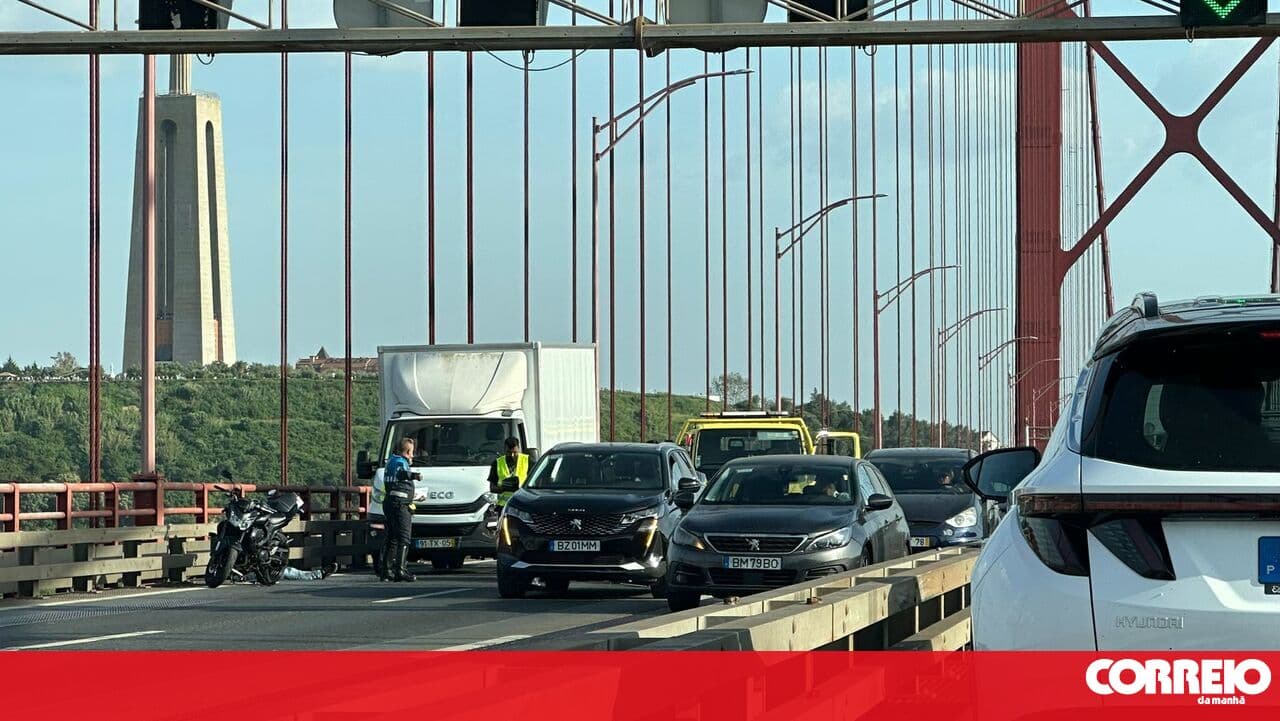Motorcyclist slightly injured in collision with a car and a light goods vehicle on the 25 de Abril Bridge in the South-North direction