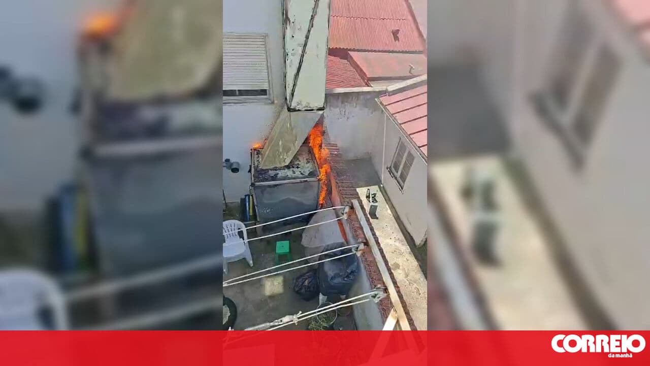 Fire breaks out at a barbecue restaurant in Caldas da Rainha. Building had to be evacuated
