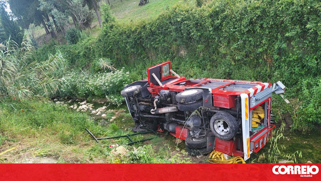 Arruda dos Vinhos fire truck falls into watercourse after fighting fire caused by explosion