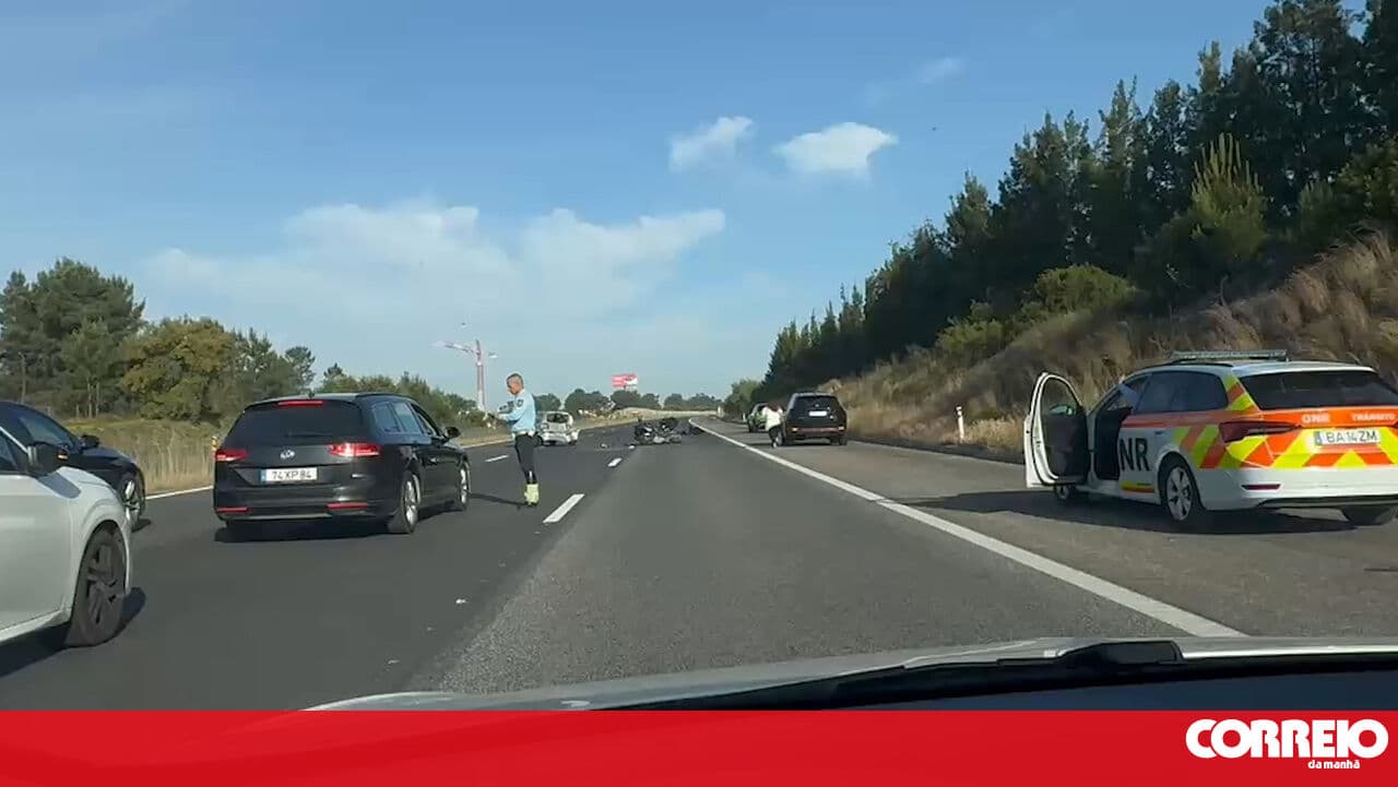 Collision between car and motorcycle leaves one seriously injured on the A2 in Seixal