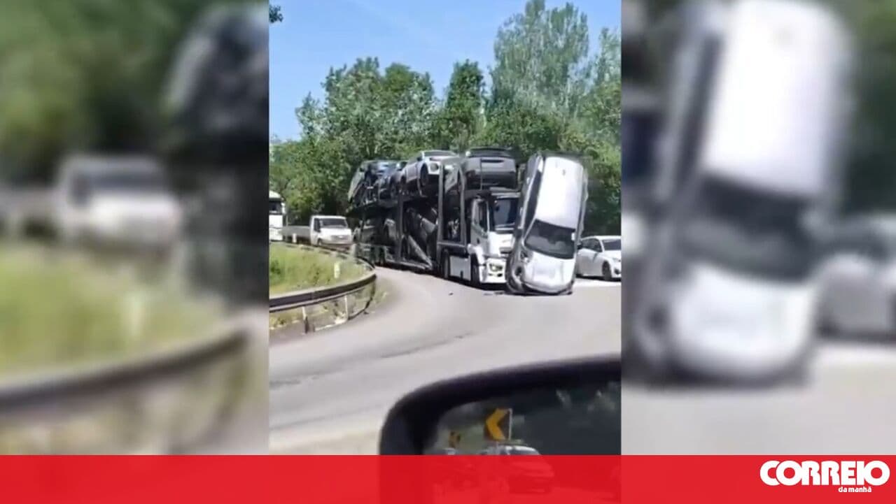 Truck loses cargo on VCI access road, causing traffic delays in Porto
