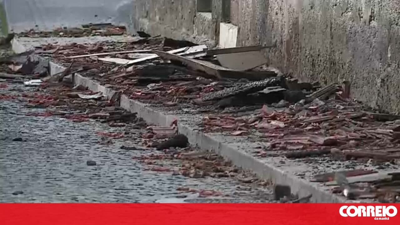 Fire destroys three vacant houses in Santo Tirso