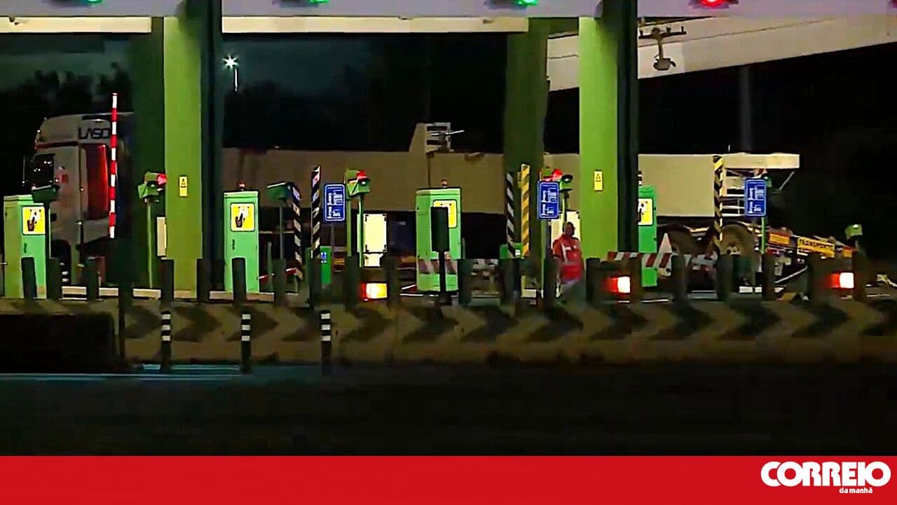 Truck crashes into Via Verde structure on the A1 in Alverca