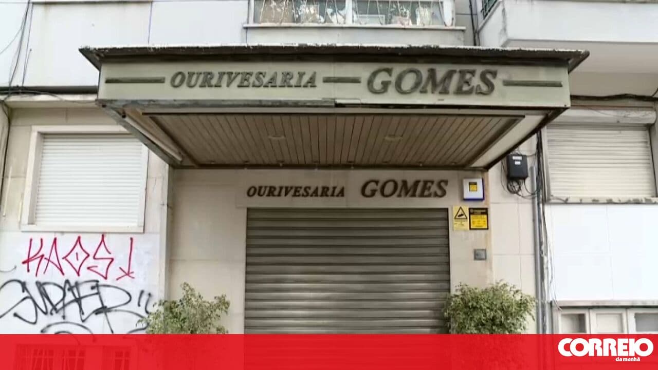 Armed duo with shotgun robs jewellery store in the centre of Almada