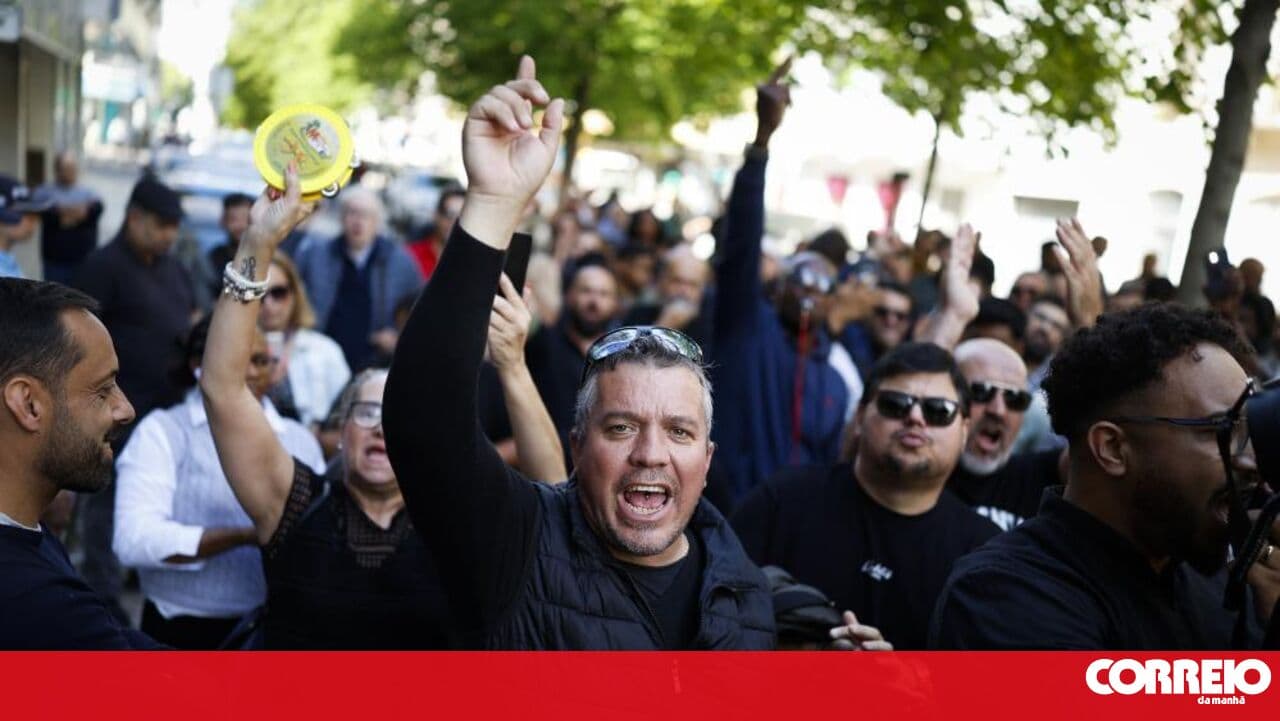 More than 100 TVDE drivers gather in Albufeira against traffic restrictions