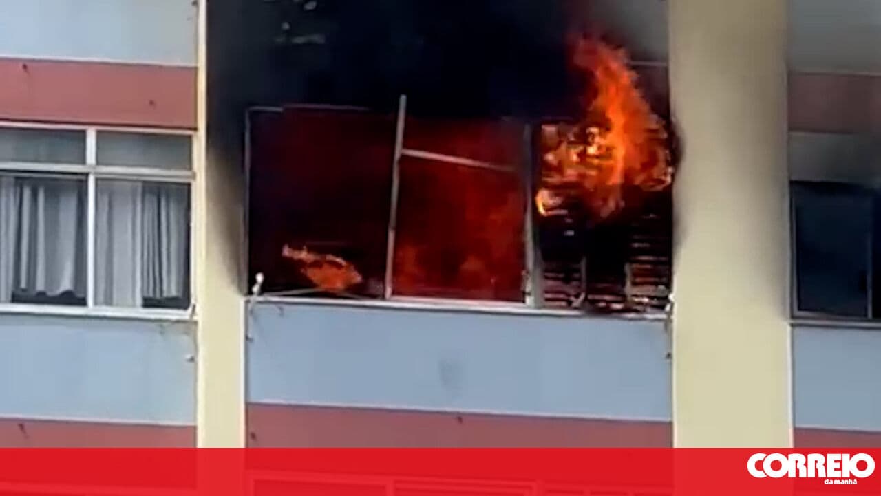 Fire breaks out in building in Amadora. See the images