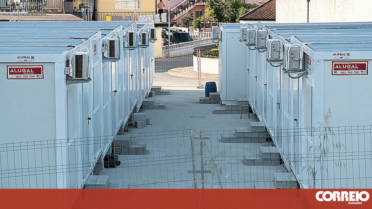 Valongo City Council forces elderly into containers