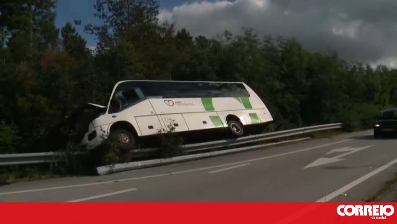 School bus carrying six minors crashes in Mangualde
