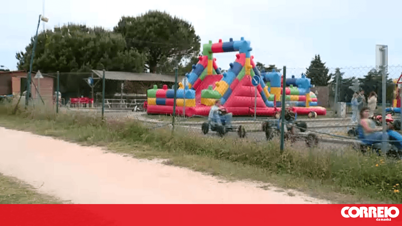 Inflatable 'flies' and injures two children in Loures