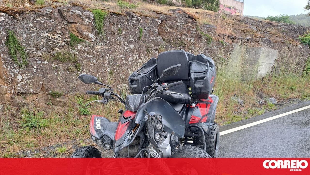 Quad bike skids and crashes into two cars in Braga. Three people injured