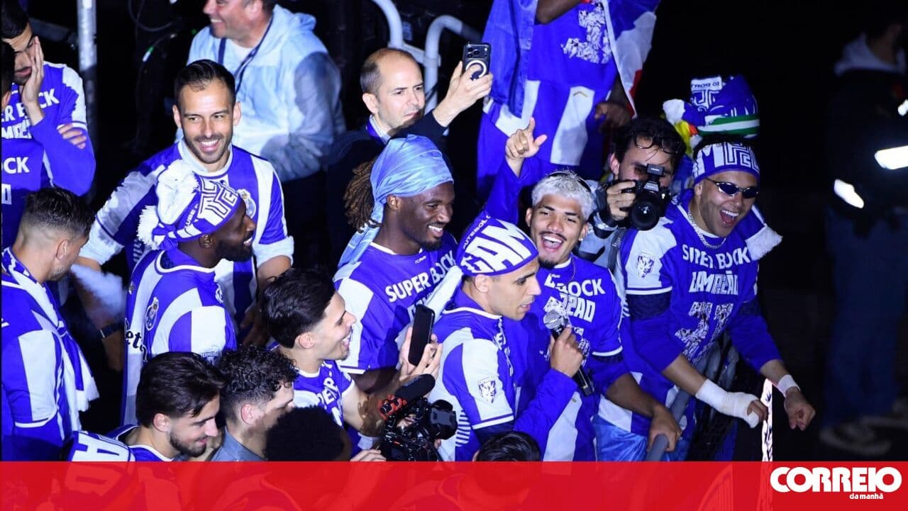 FC Porto lifts championship trophy and holds mega-party in the heart of the city. Find out everything about the Porto celebrations
