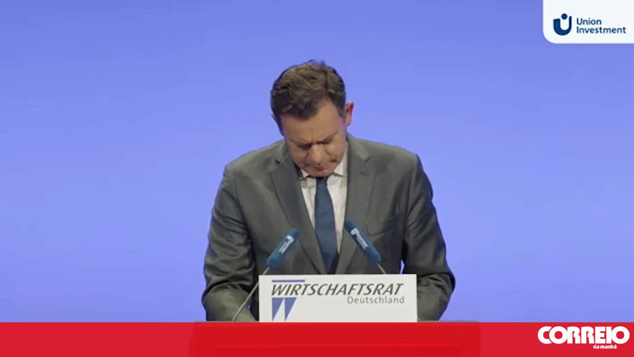 The moment Luís Montenegro makes a mistake and says 'führer' instead of 'future' during a speech in Germany