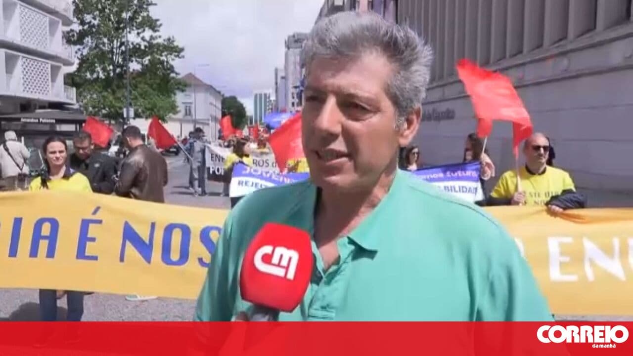Nurses protest in Lisbon demanding better pay