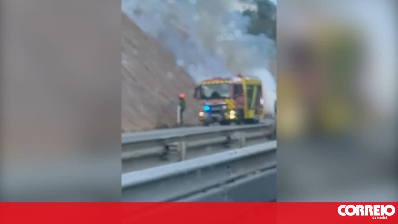 Car consumed by flames on the A9 CREL in Loures