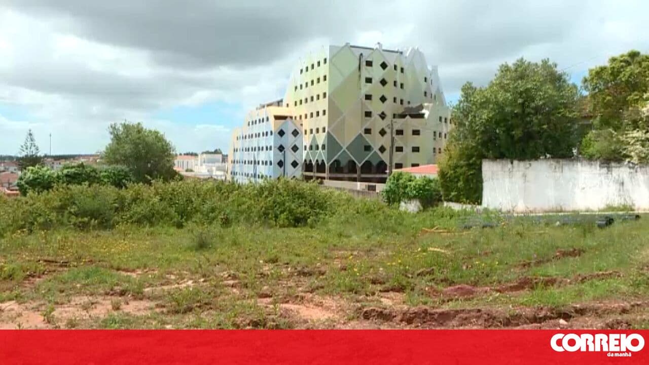 Economic difficulties halt construction of building in Alcobaça designed by architect Tomás Fonseca