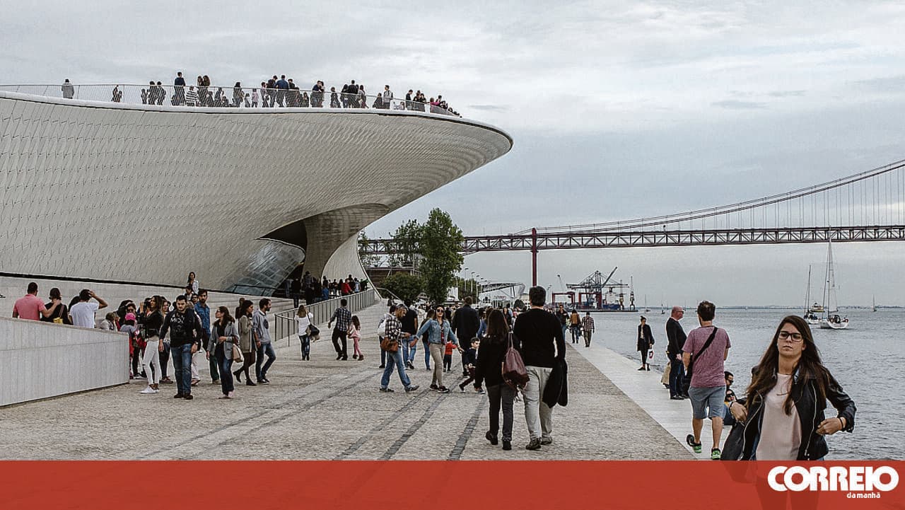 Average monthly salary increases to 1,611 euros