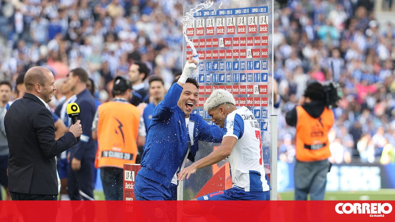 FC Porto lifts national championship trophy at Estádio do Dragão and begins celebrations in the Invicta