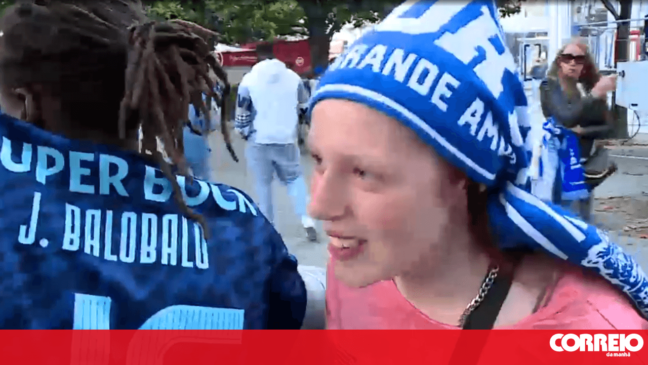 Fans await FC Porto team at Aliados