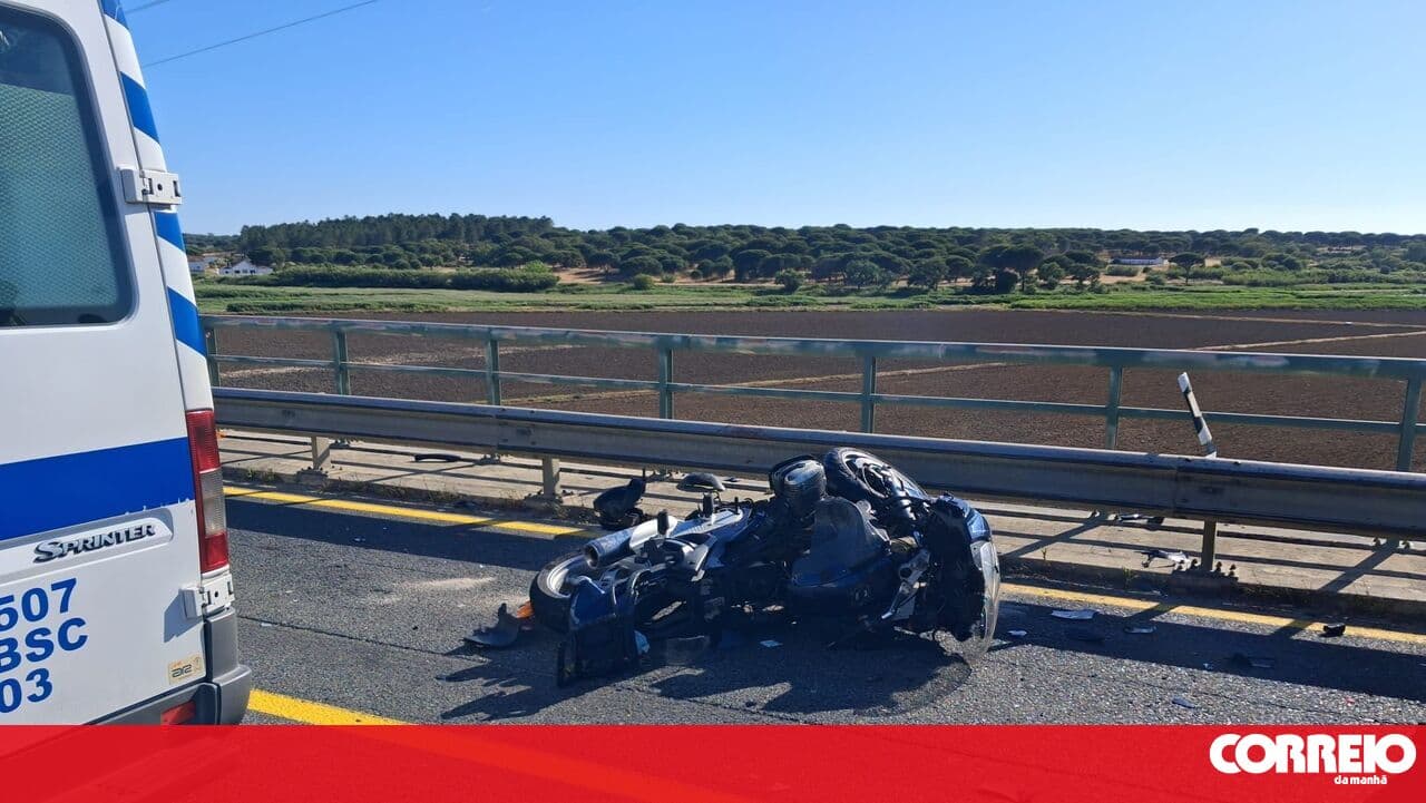 Three seriously injured in collision between car and motorcycle on the IC1 in Alcácer do Sal