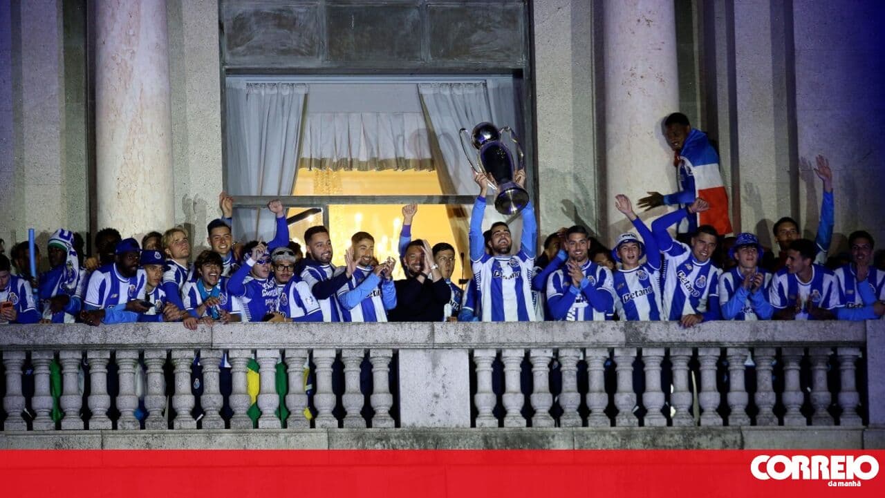 Champion's celebration painted the night in Porto blue