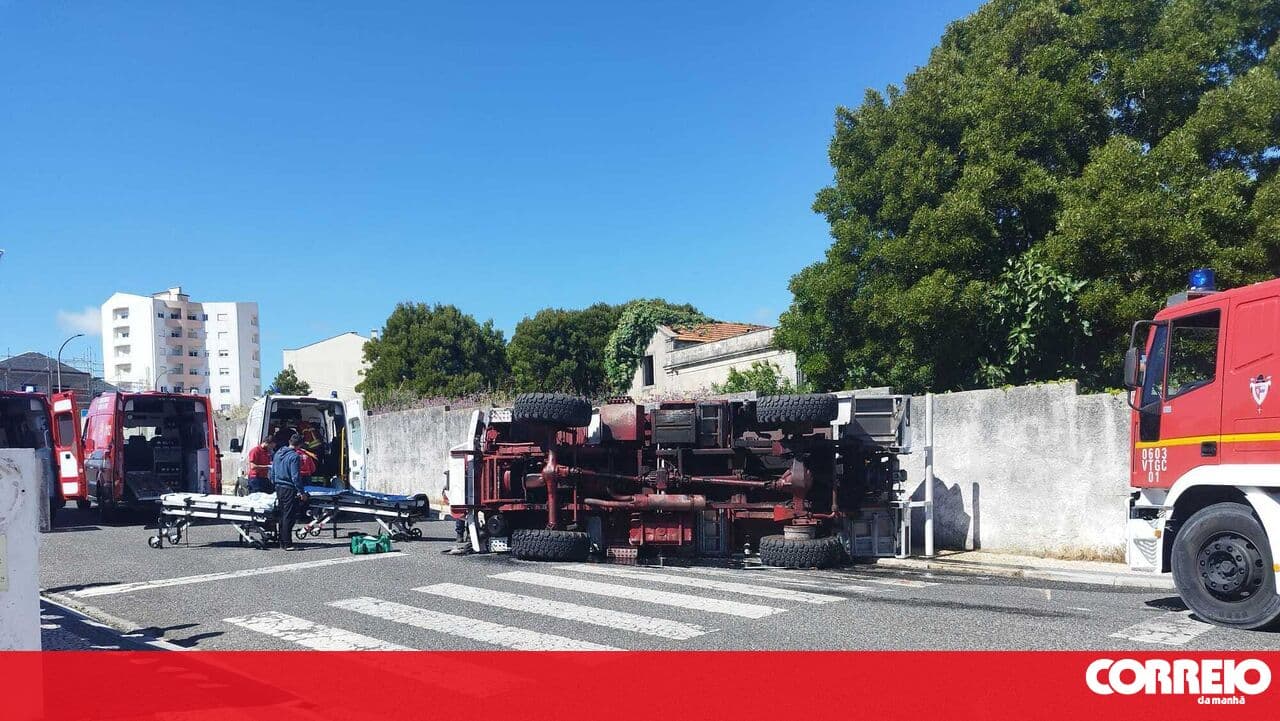 Fire engine crashes on the way to a fire in Figueira da Foz. Five people injured